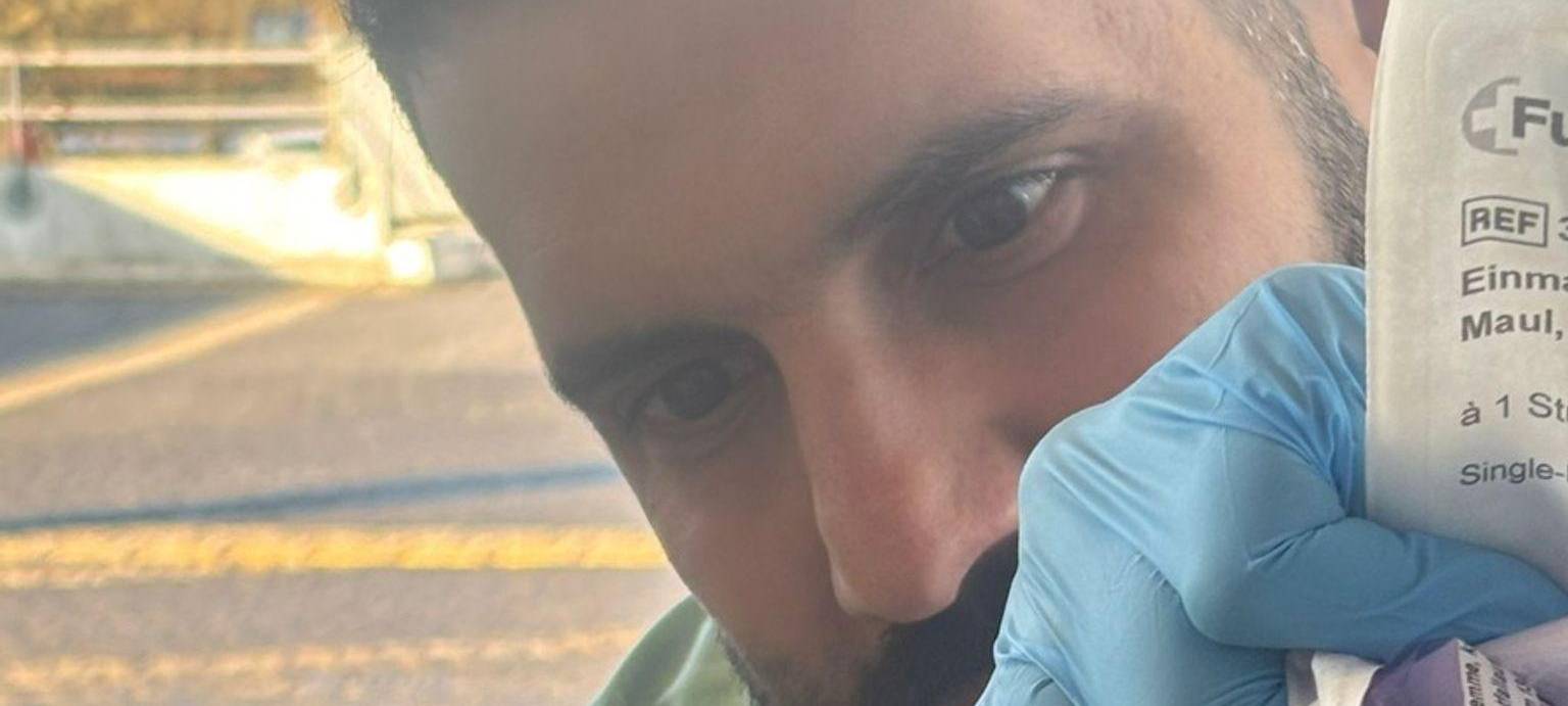 Verletzter Kormoran pickt gegen Tür von Notaufnahme