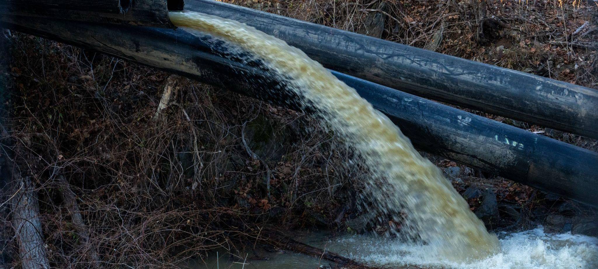Abwasser im Fluss Potomac