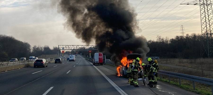 Brennendes Auto auf der A42 vor Bottrop