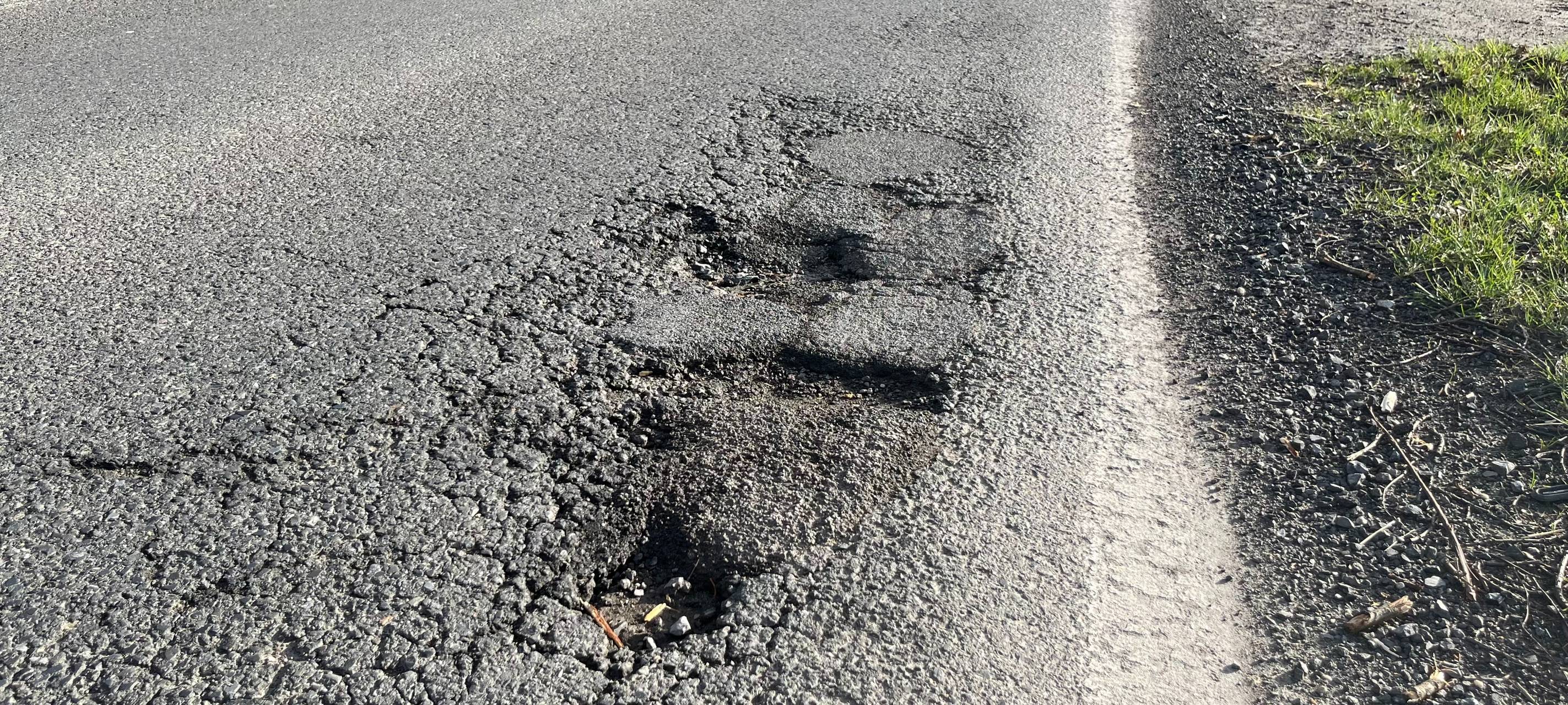 Viele Schlaglöcher müssen bei uns geflickt werden