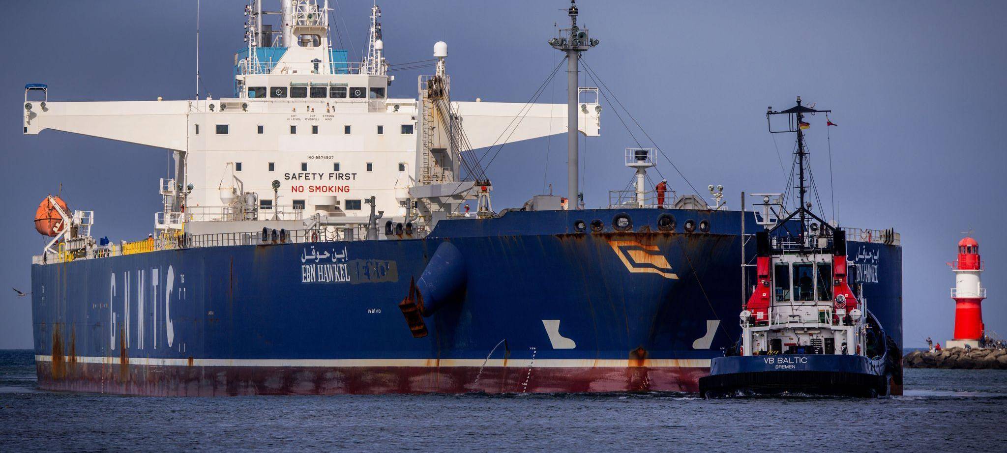 Öltanker läuft in Seehafen ein