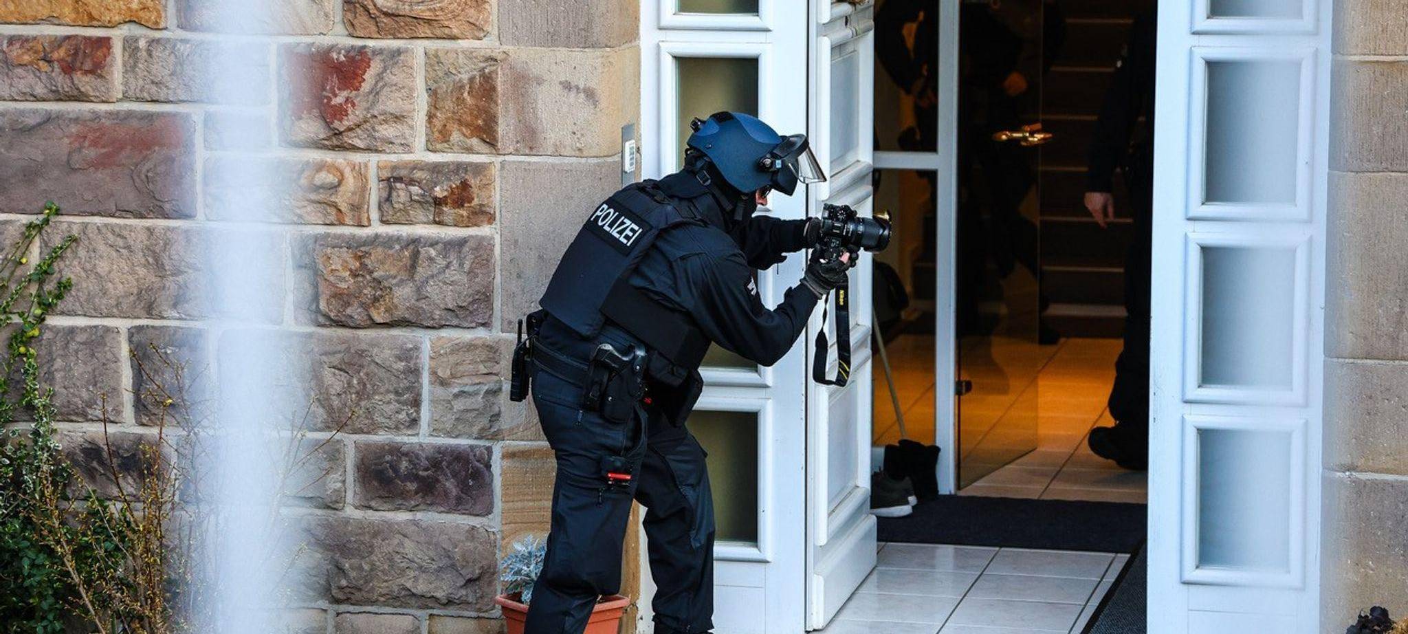 Polizei und Finanzbeamte durchsuchen Villen in Iserlohn