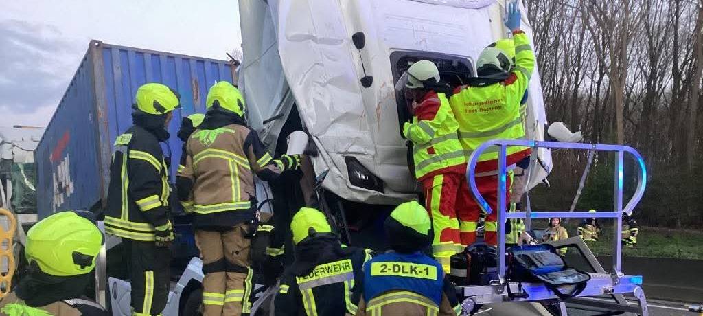 Schwerer LKW-Unfall legt die A2 bis zum frühen Morgen lahm