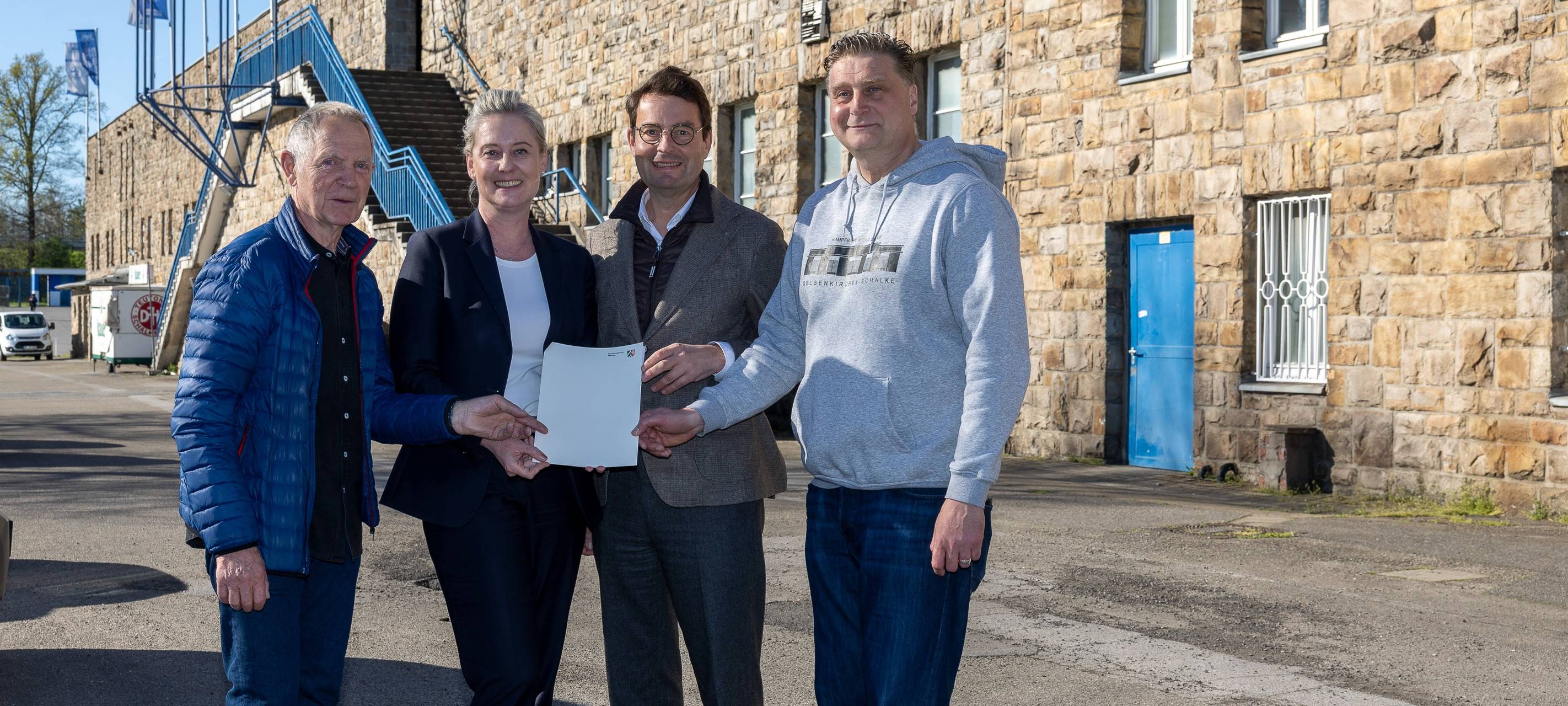 v.l. Bodo Menze, Oberbürgermeisterin Andrea Henze, Regierungspräsident Andreas Bothe, Olivier Kruschinski.
