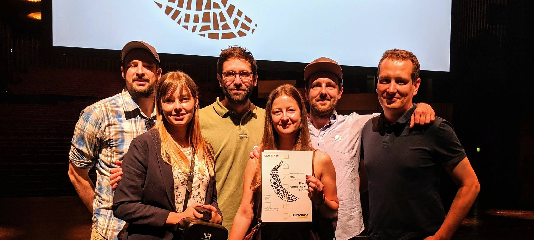 Die Macher des Virtual Reality-Festivals "Places" in Gelsenkirchen freuen sich über die Auszeichnung mit dem Urbanana Award 2019.