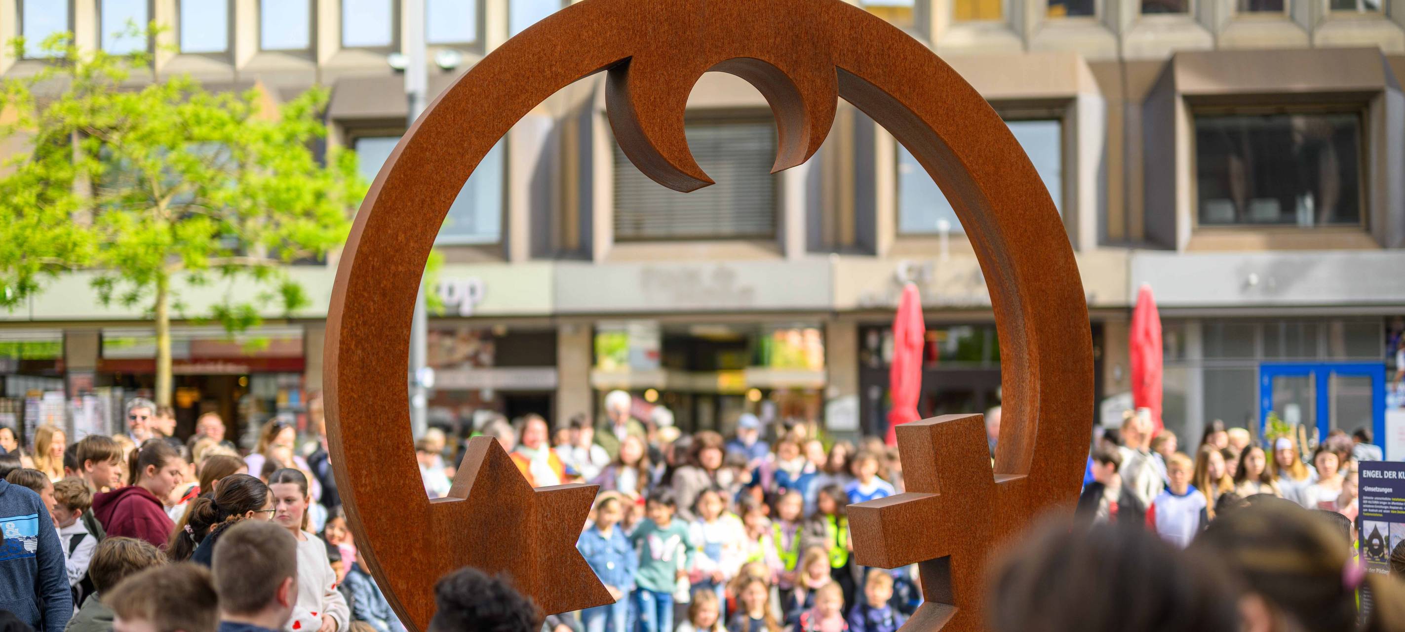 Neue Skulptur für Toleranz auf dem Heinrich-König-Platz