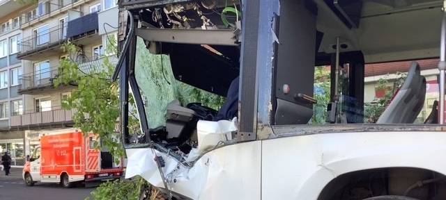 Schwerer Unfall in Gelsenkirchen-Buer: Bus fährt gegen Baum