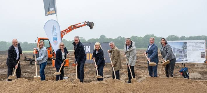 Erster Spatenstich zum Bauprojekt Zentrale Polizeiliche Liegenschaft und geplantes Regionales Trainingszentrum Recklinghausen am 5. Mai 2026.
von links: Polizeipräsident Tim Frommeyer (PP Gelsenkirchen), Polizeipräsidentin Dr. Sylke Sackermann (PP Oberhausen), Ruth Nienhaus (Architektin der JBR-Partner-Architekten Partnergesellschaft mbB), Albert ten Brinke (CEO Ten Brinke), Polizeipräsidentin Friedrike Zurhausen (PP Recklinghausen), NRW Innenminister Herbert Reul, Bürgermeister Axel Tschersich (Stadt Recklinghausen), Michael Bußkamp (Projektentwickler bei Ten Brinke), Christina Kutschaty (Technische Beigeordnete Stadt Recklinghausen)
Quelle: Polizei Recklinghausen