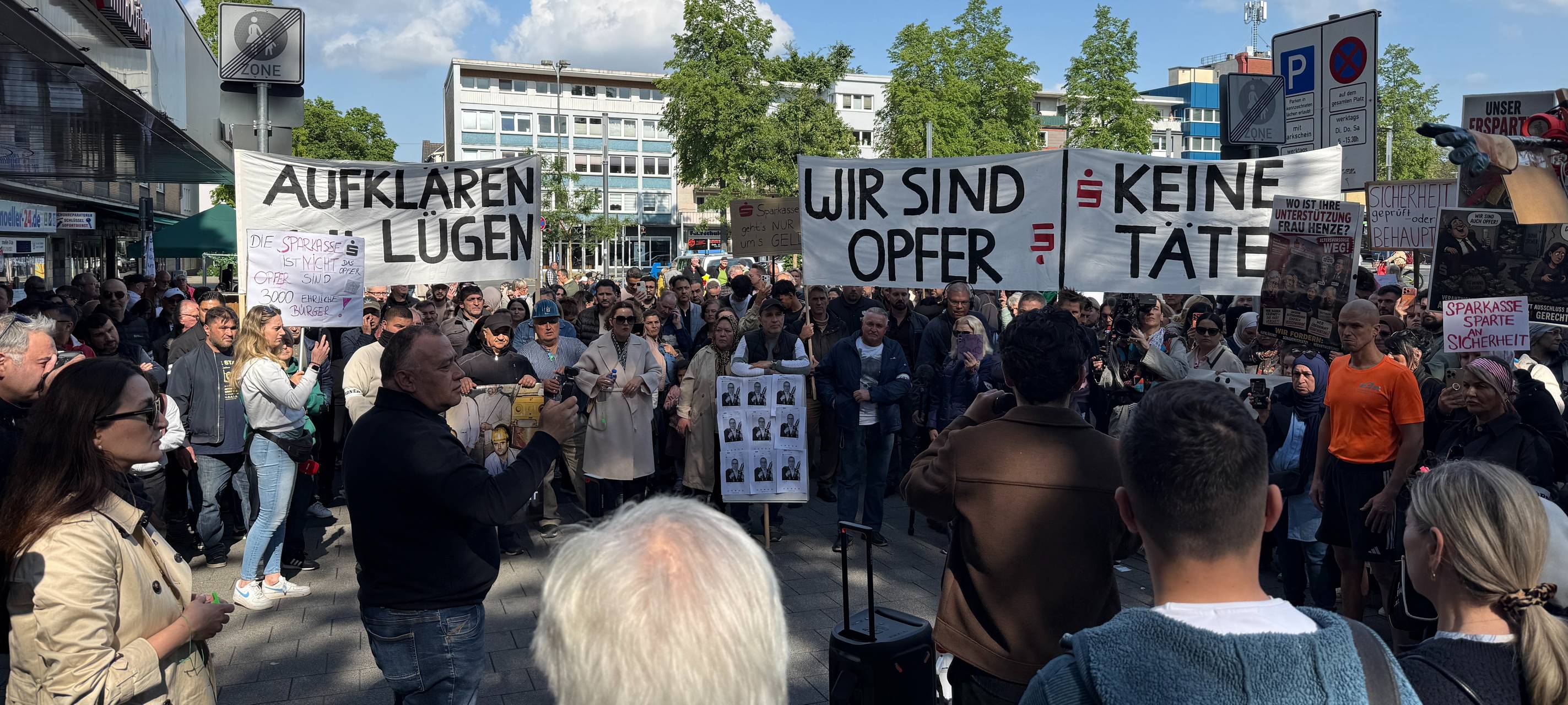Demo der Sparkassen-Einbruchsopfer in Buer ist gestartet