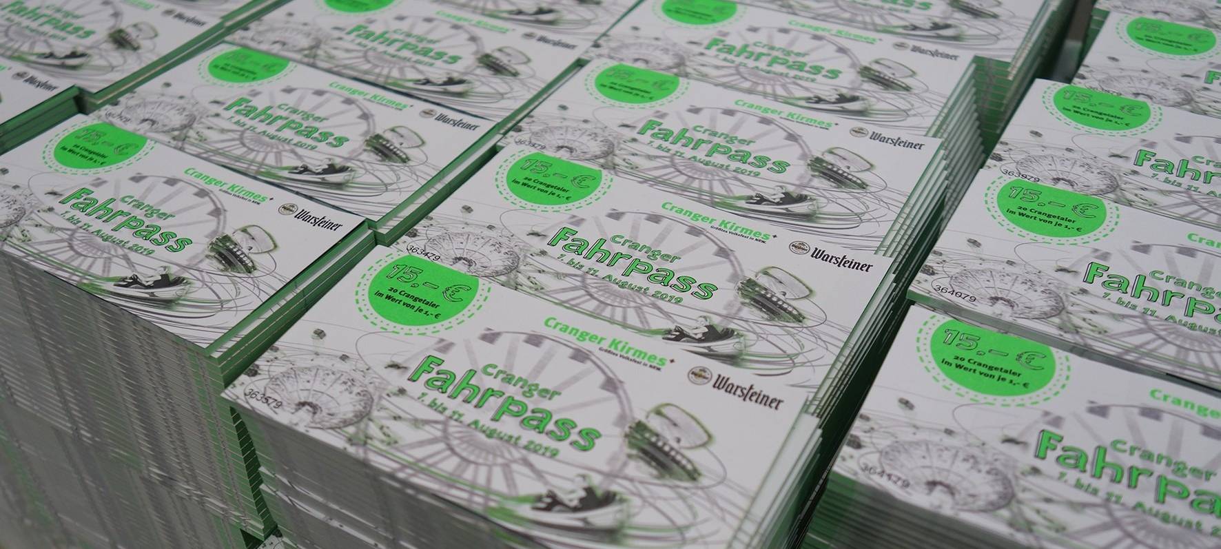 Ein großer Stapel von Bummelpässen für die Cranger Kirmes