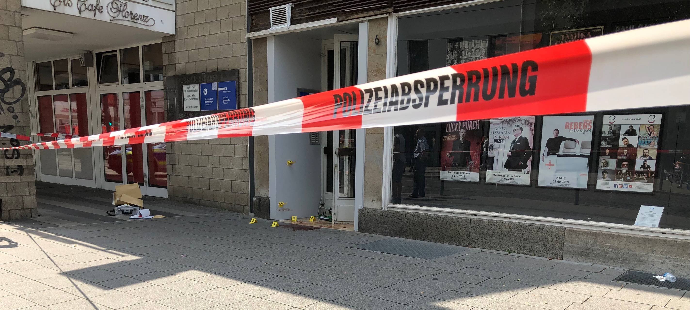 Der abgesperrte Tatort der Messerstecherei in Gelsenkirchen-Buer an der Horster Straße, gleich neben dem Kino Schauburg