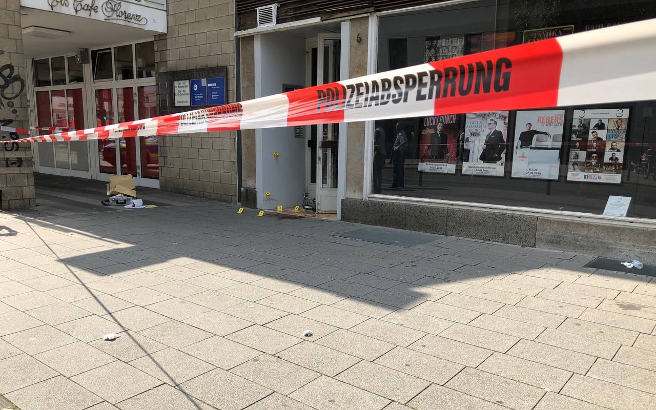 Der abgesperrte Tatort der Messerstecherei in Gelsenkirchen-Buer an der Horster Straße, gleich neben dem Kino Schauburg
