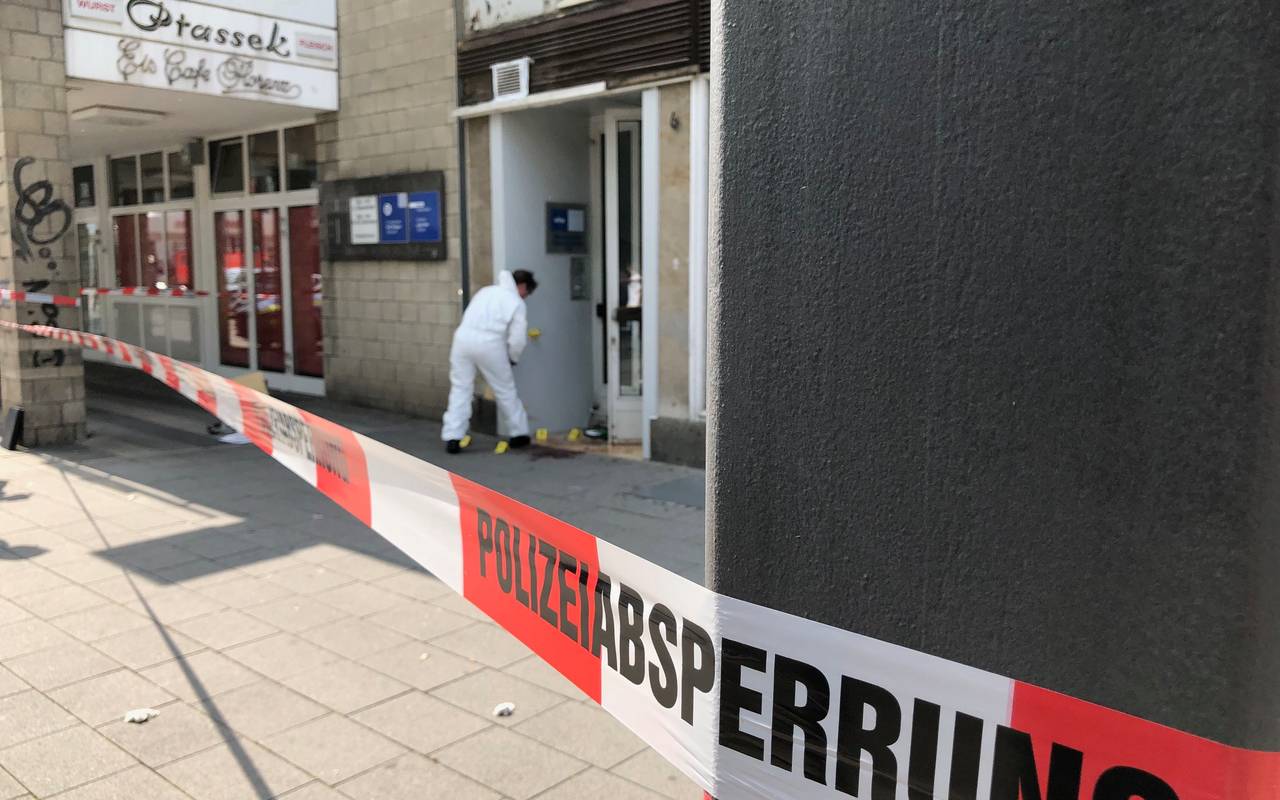 Die Polizei sichert Spuren am Ort der Messerstecherei an der Horster Straße in Gelsenkirchen-Buer.