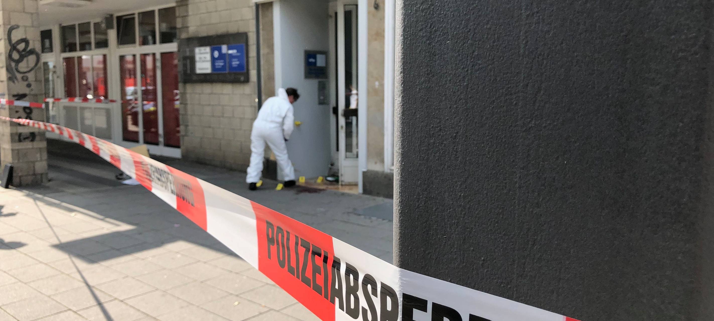 Die Polizei sichert Spuren am Ort der Messerstecherei an der Horster Straße in Gelsenkirchen-Buer.