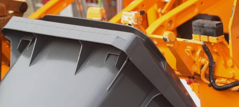 Ein Müllwagen leert eine Mülltonne