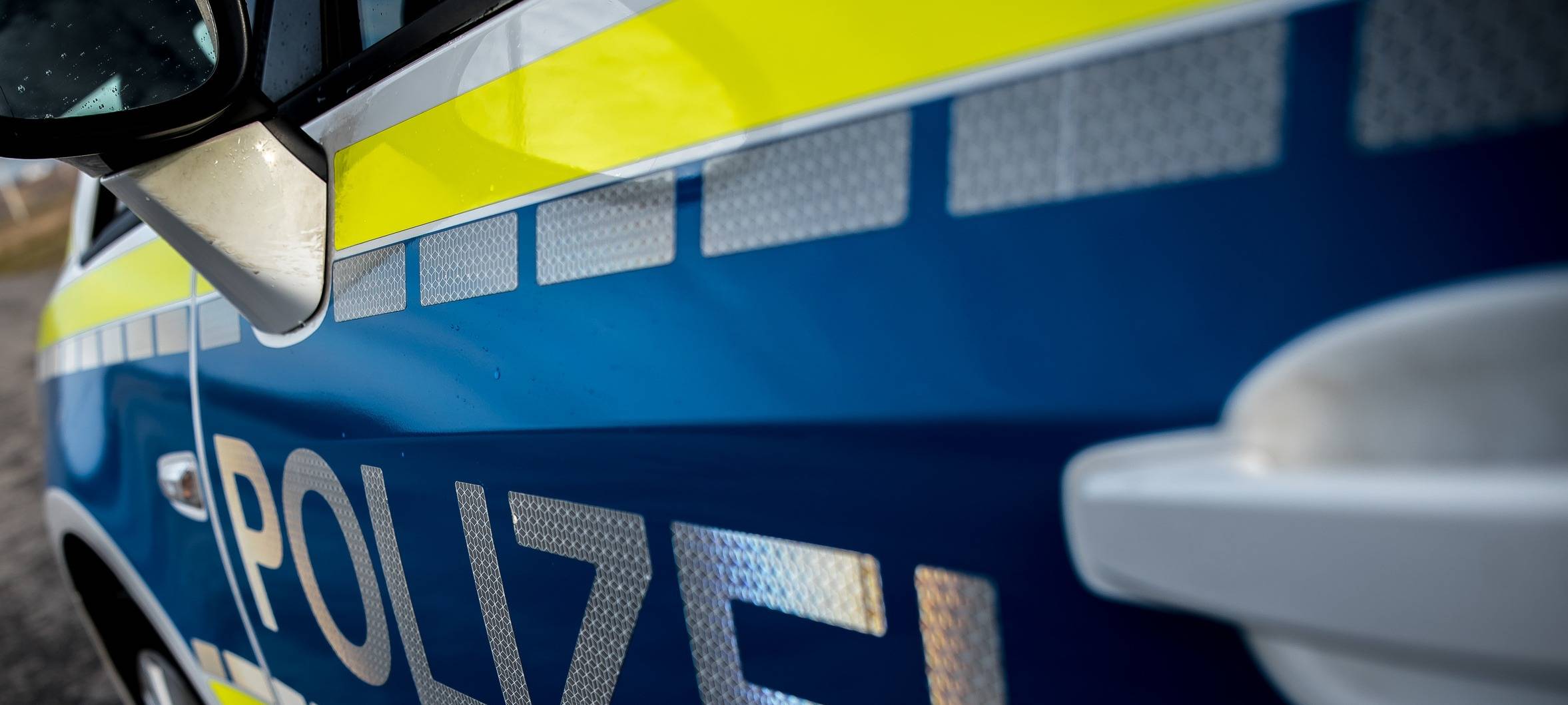 Ein Polizeiwagen mit Schriftzug