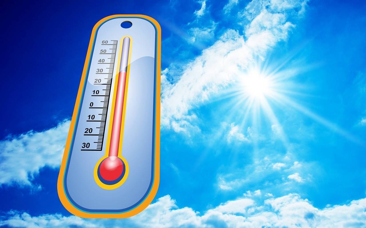 Symbolbild eines Thermometers, das heiße Temperaturen zeigt