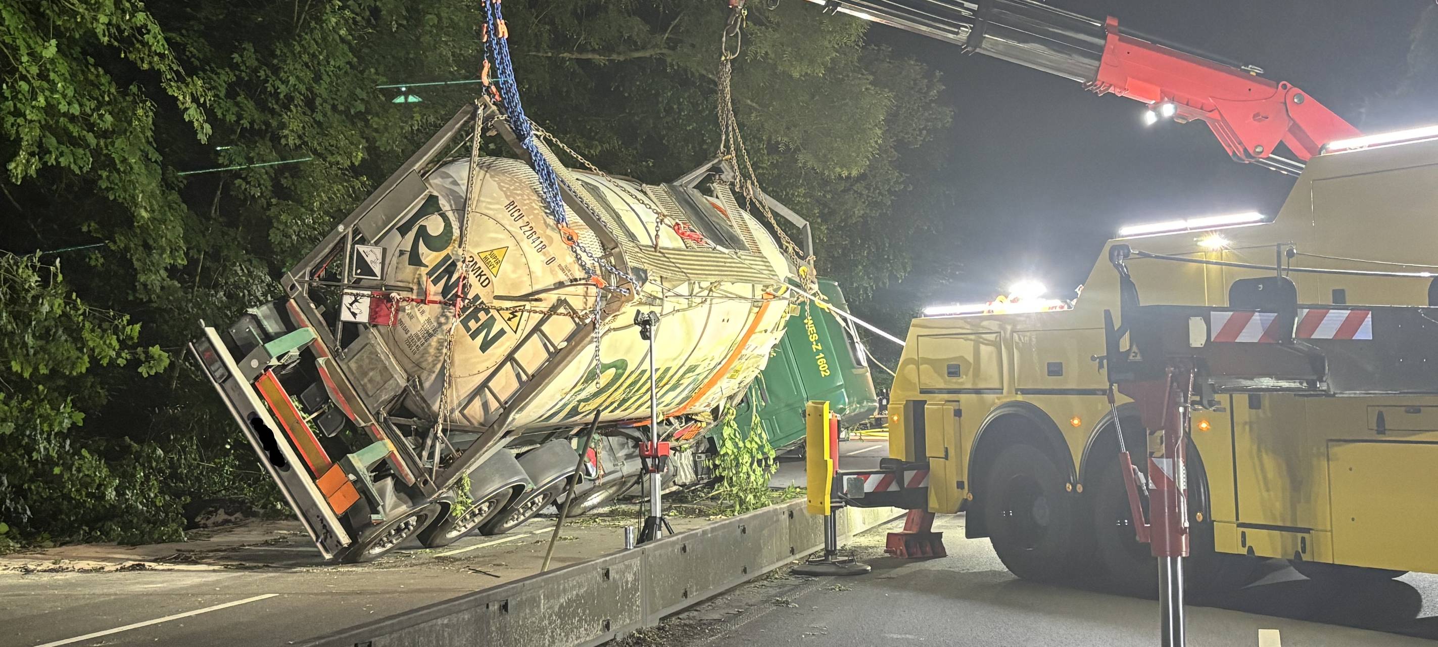 Gladbeck: LKW mit Acrylsäure nach 21 Stunden geborgen