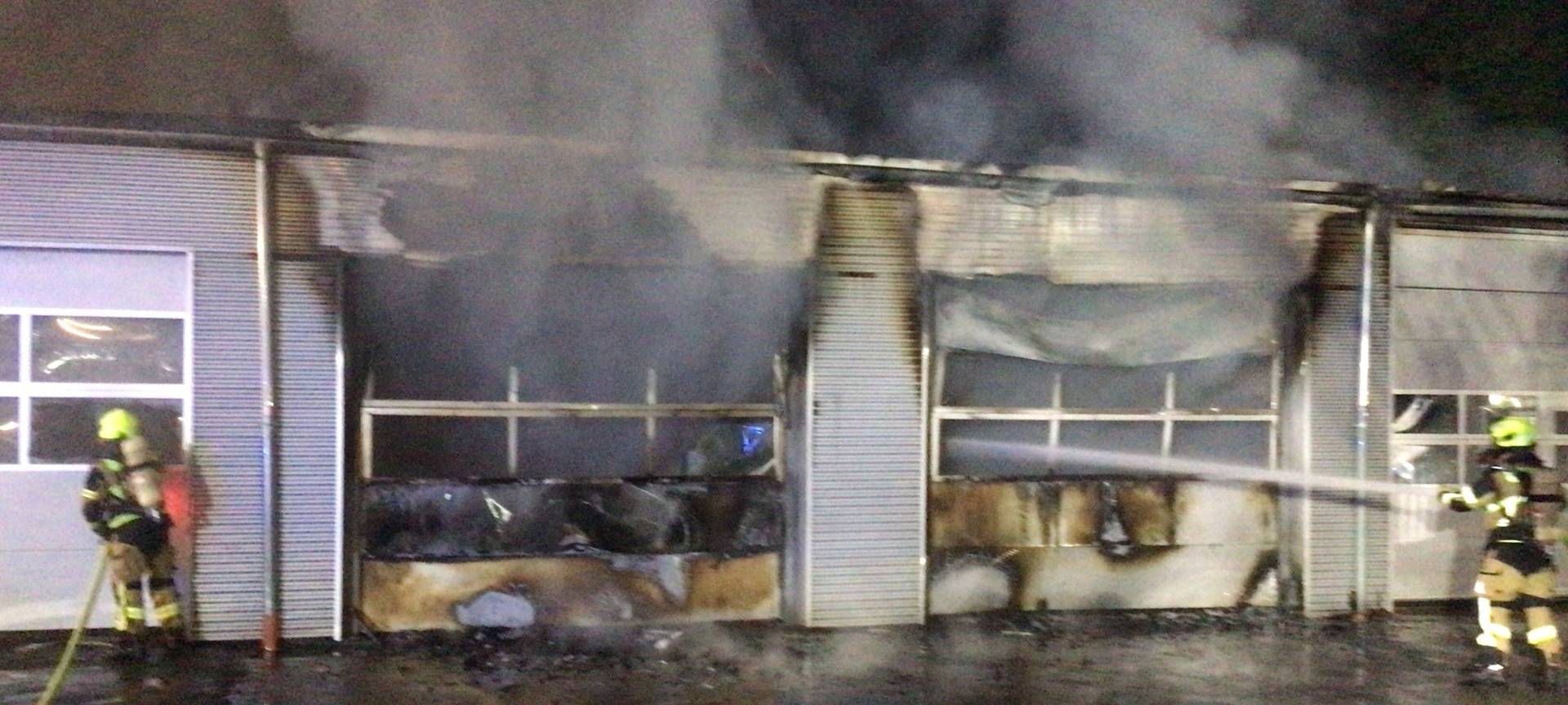Kfz-Werkstatthalle in Gelsenkirchen abgebrannt