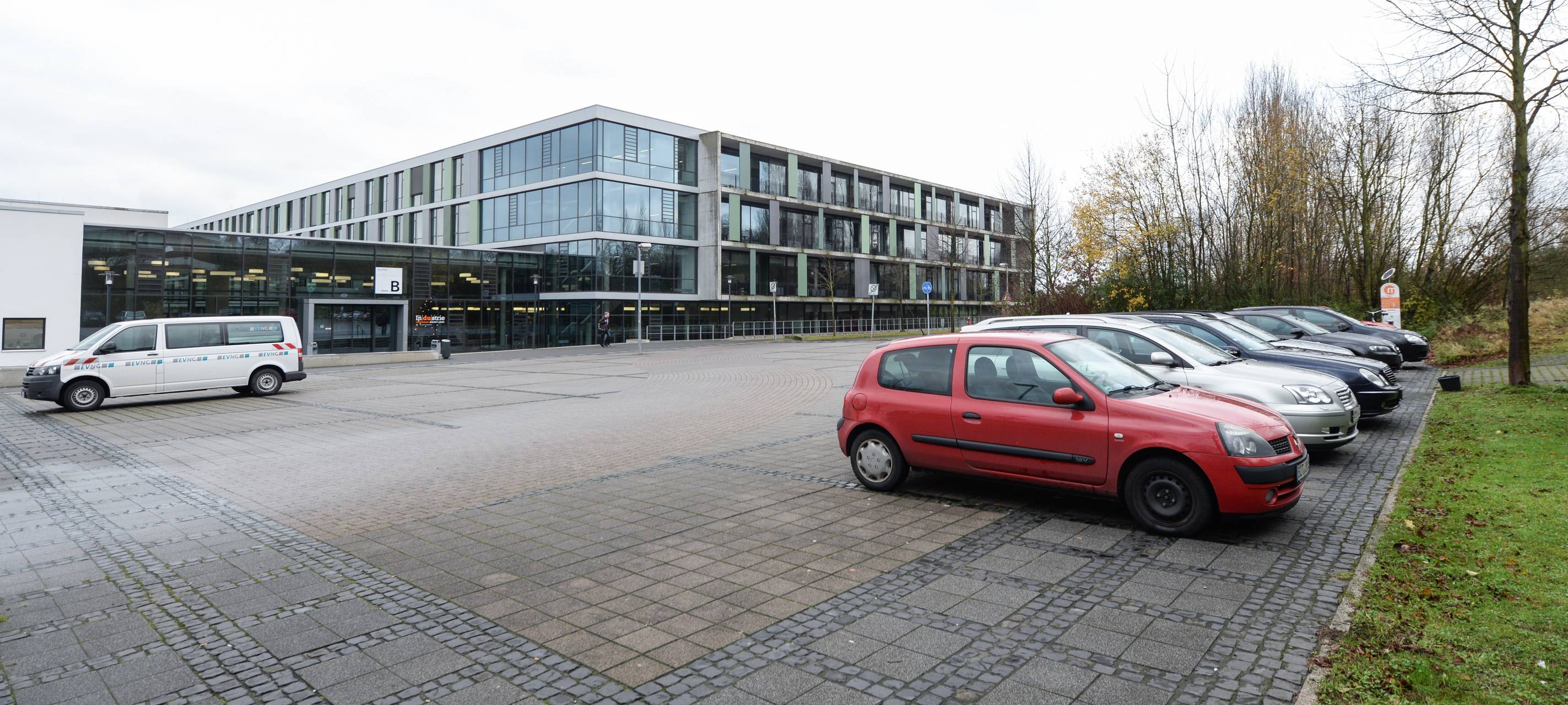 Räuber lassen Opfer splitternackt auf Parkplatz zurück