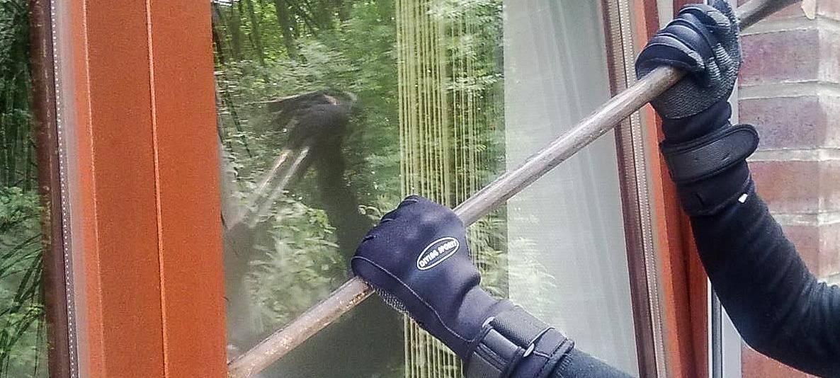 Symbolbild: Einbrecher stemmt ein Fenster auf