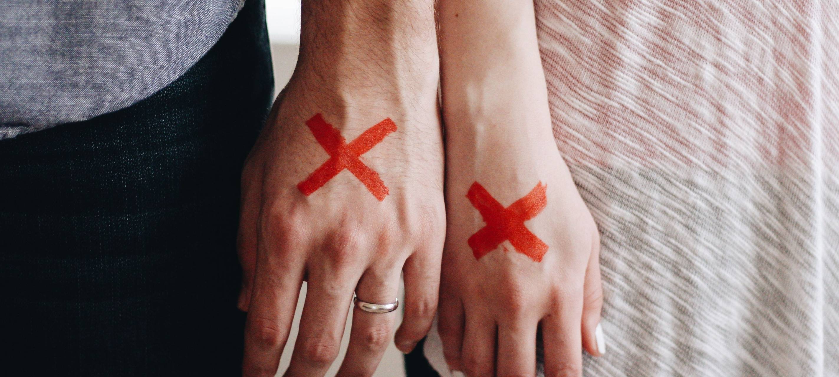 Zwei Hände nebeneinander. Ein Ehering ist abgestreift.