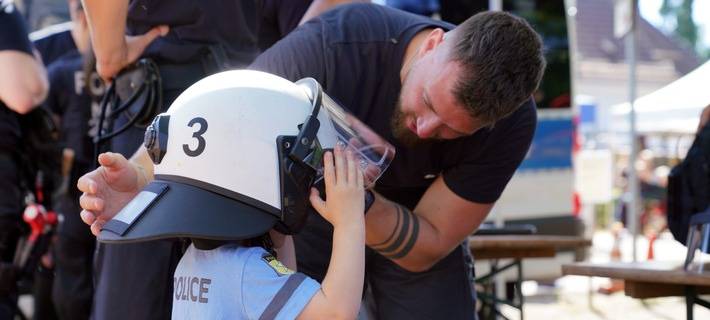 Beliebt bei großen und kleinen Besuchern war die Einkleidung durch die Polizeihundertschaft.