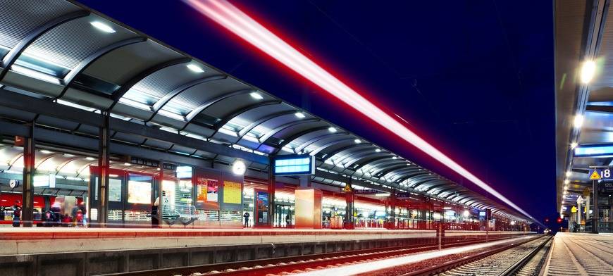 Symbolbild eines Bahnhofs in der Nacht