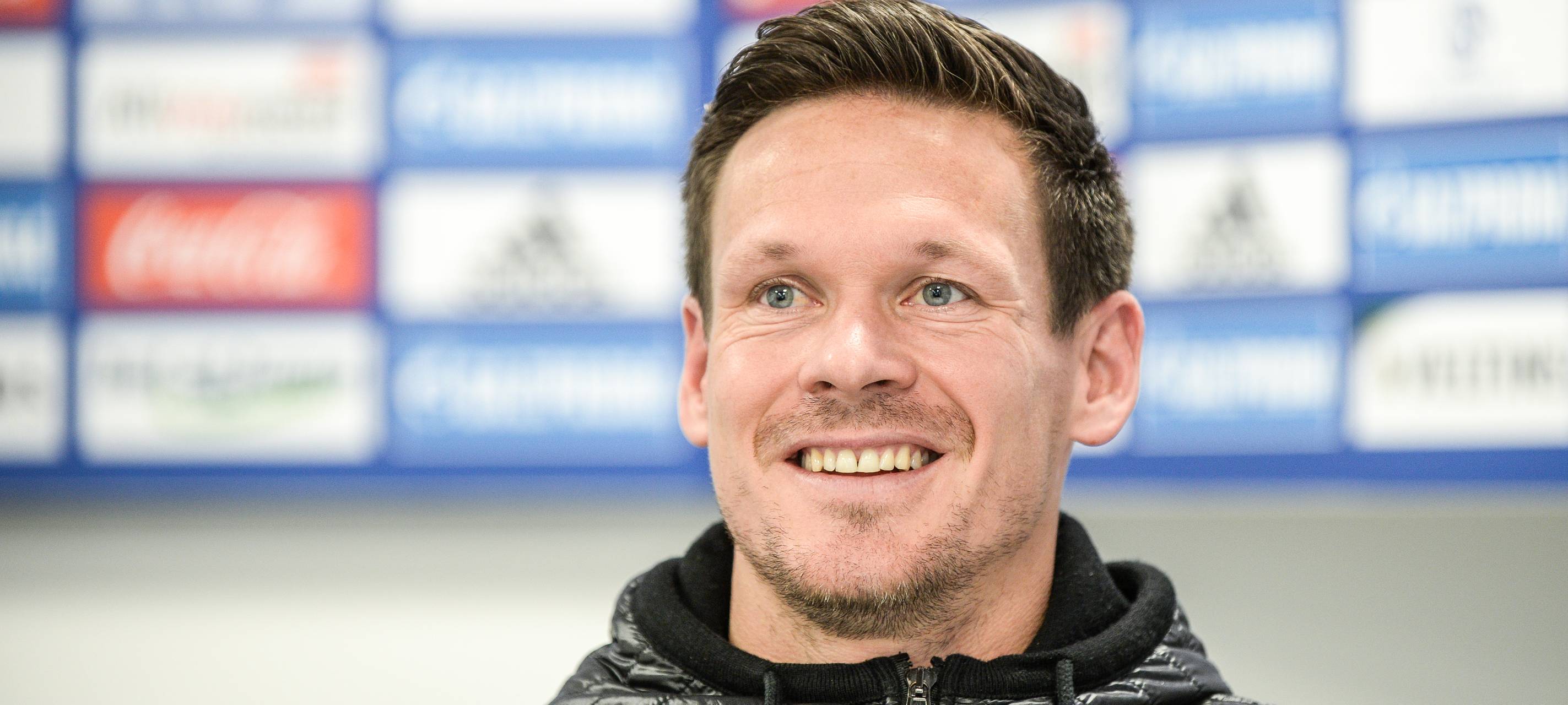 Sascha Riether lächelt in die Kamera