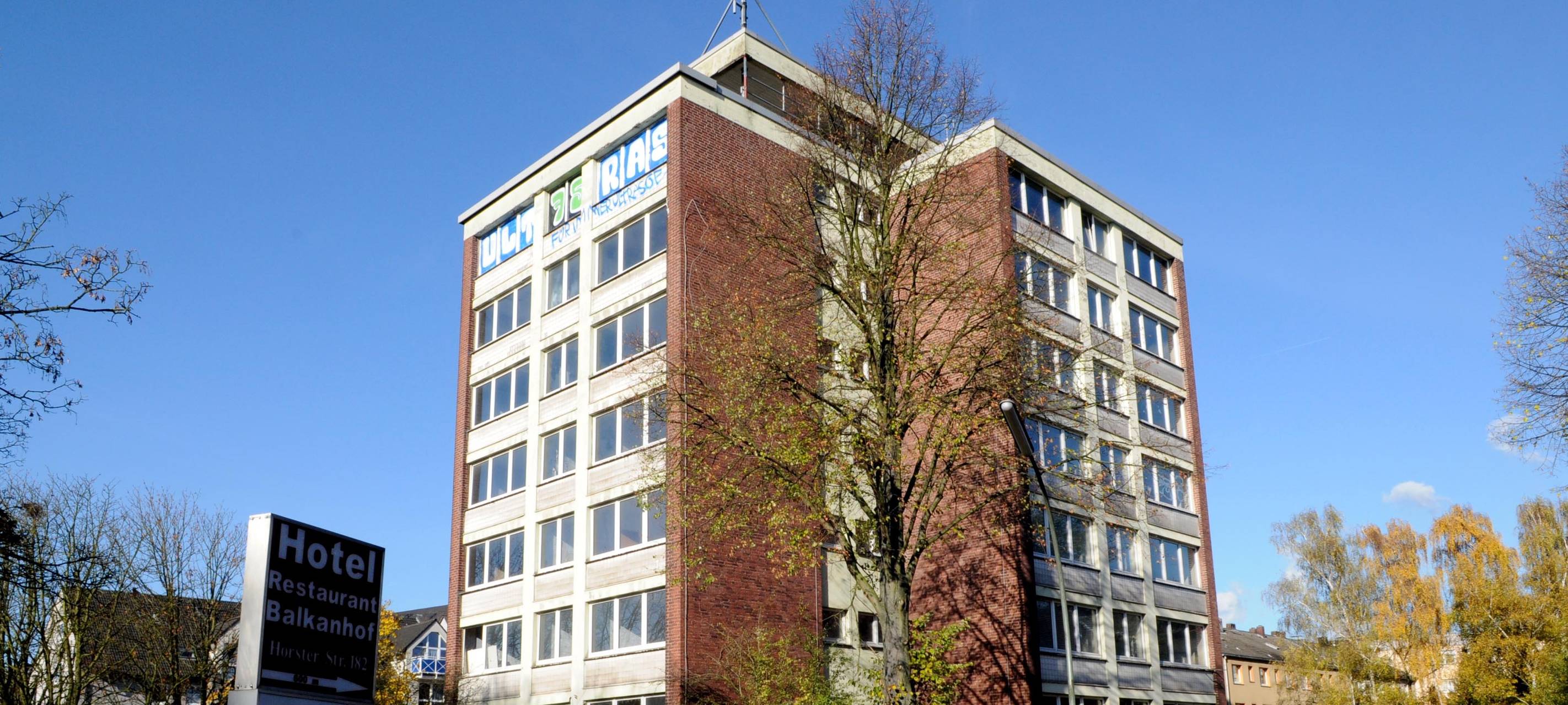 Ein abrissreifes Hochhaus auf der Horster Straße Ecke Emil-Zimmermann-Allee in Gelsenkirchen-Buer