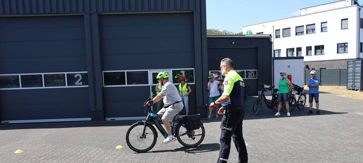 ©Polizei Recklinghausen; Vorschlag BU: Die Beamten der Verkehrsunfallprävention der Polizei Recklinghausen schulten Seniorinnen und Senioren in Datteln im richtigen Umgang mit dem Pedelec.
