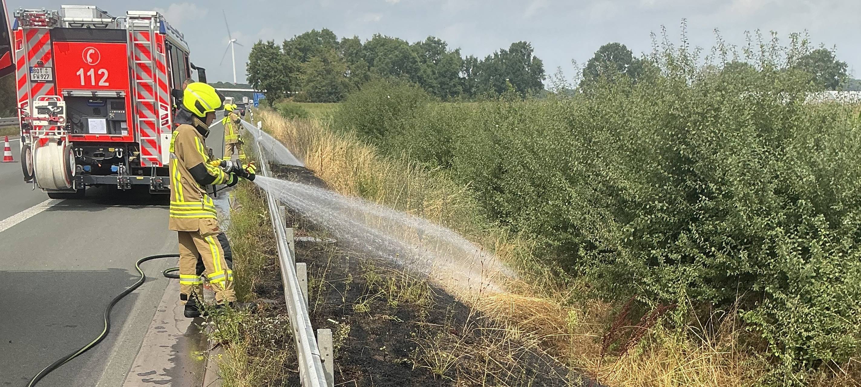 A31 bei Bottrop: Feuerwehr löscht Flächenbrand