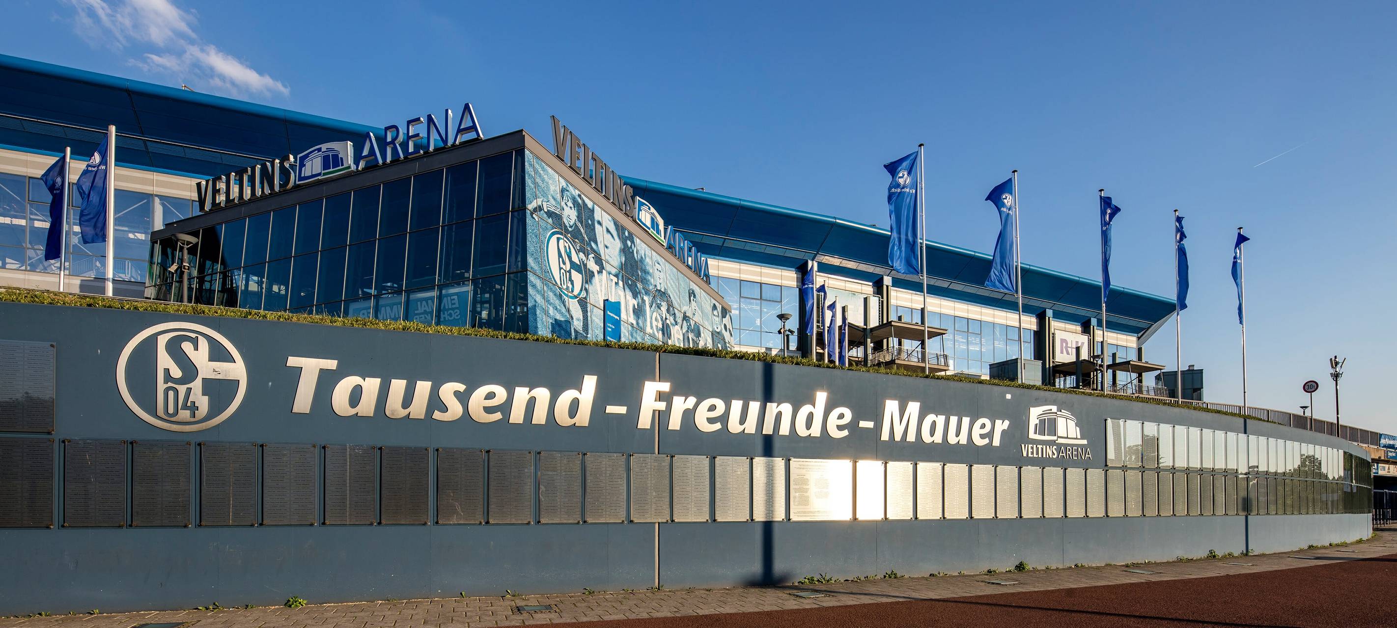 Die Tausend-Freunde-Mauer vor der Schalke-Arena in Gelsenkirchen