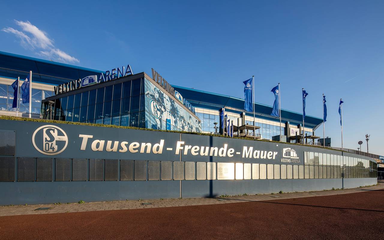 Die Tausend-Freunde-Mauer vor der Schalke-Arena in Gelsenkirchen