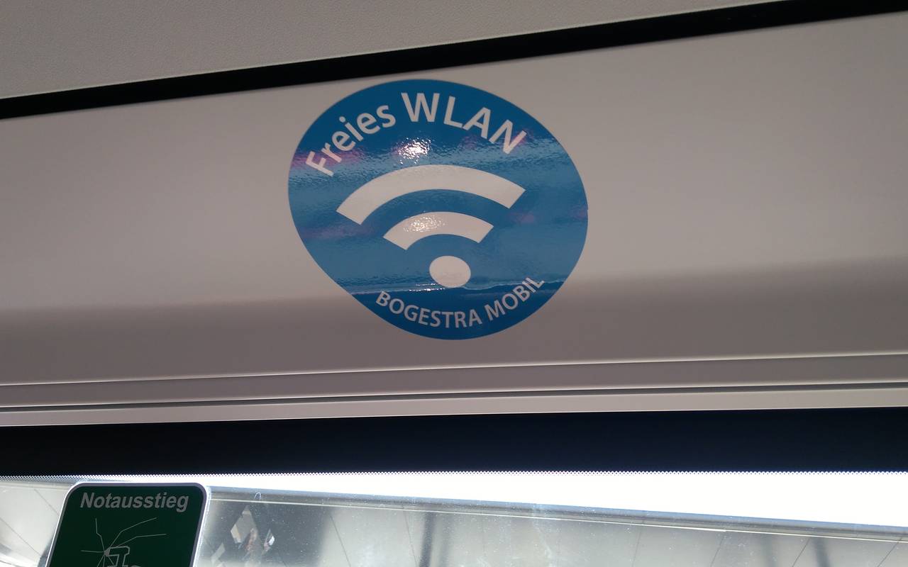 Ein Aufkleber informiert in Bogestra-Bussen über freies WLAN