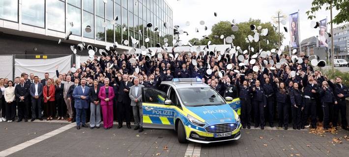 Traditionell gehört der Mützenwurf zu jeder Ernennungsfeier von Polizistinnen und Polizisten, so auch am 31. August 2026 vor dem Musiktheater in Gelsenkirchen, wo insgesamt 203 neue Polizeikommissarinnen und Polizeikommissare ernannt worden sind. Foto: Polizei Gelsenkirchen