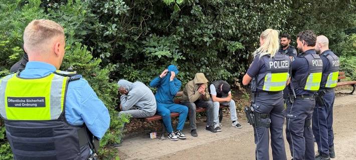 Im Stadtgarten haben die Einsatzkräfte eine Gruppe junger Leute kontrolliert. Foto: Polizei Gelsenkirchen