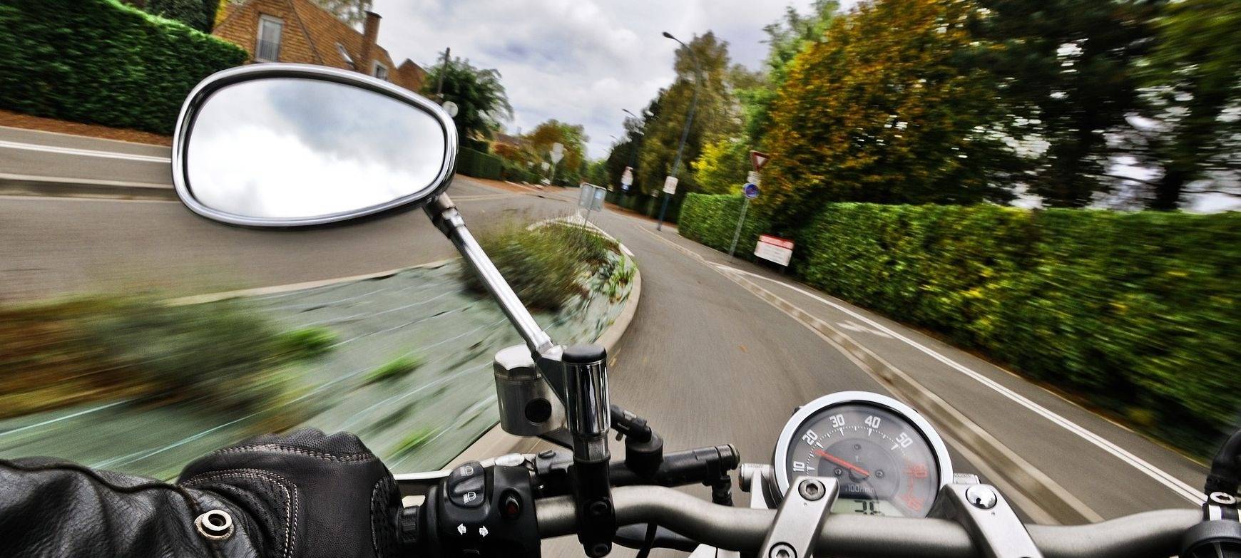 Symbolbild eines schnell fahrenden Motorrads