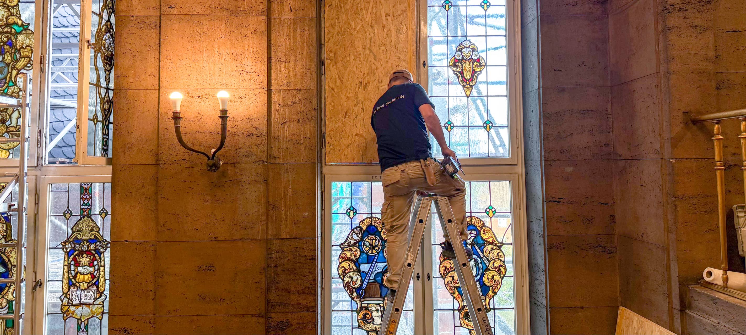 Bottrop: Historische Fenster im Rathaus werden restauriert