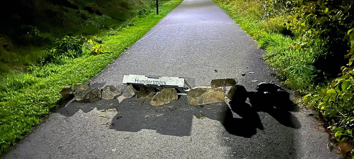 Gelsenkirchen: Unbekannte blockieren Parkweg mit Steinen