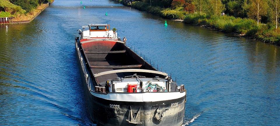 Schiff auf dem Rhein-Herne-Kanal