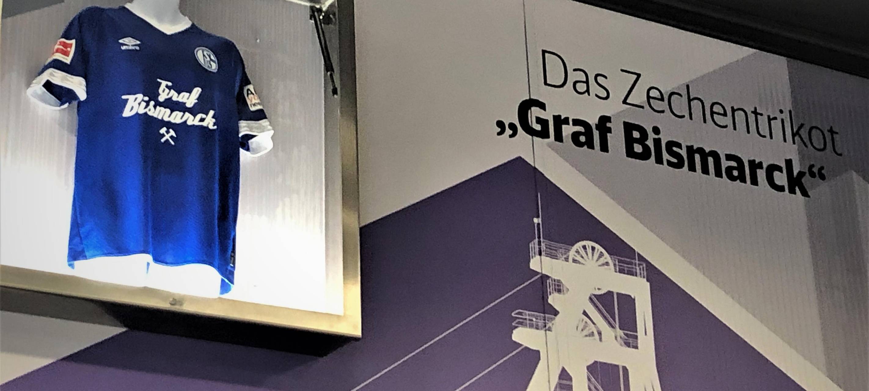 Ausgestelltes Zechentrikot im Hauptbahnhof Gelsenkirchen