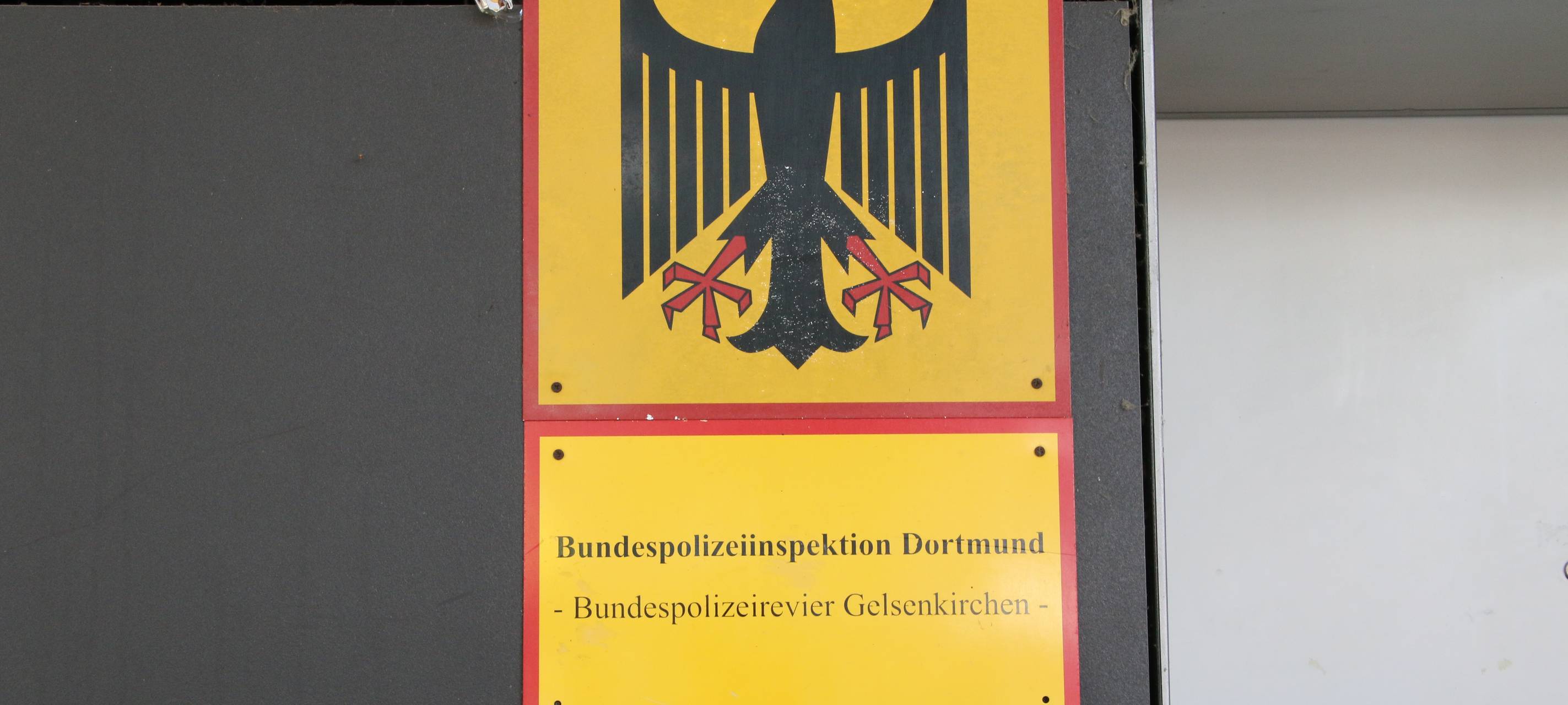 Schild der Bundespolizei am Hauptbahnhof Gelsenkirchen