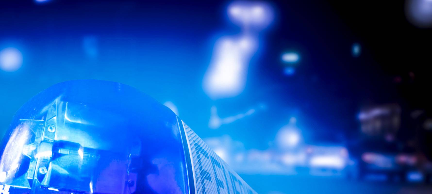 Symbolbild eines Feuerwehrautos mit Blaulicht an