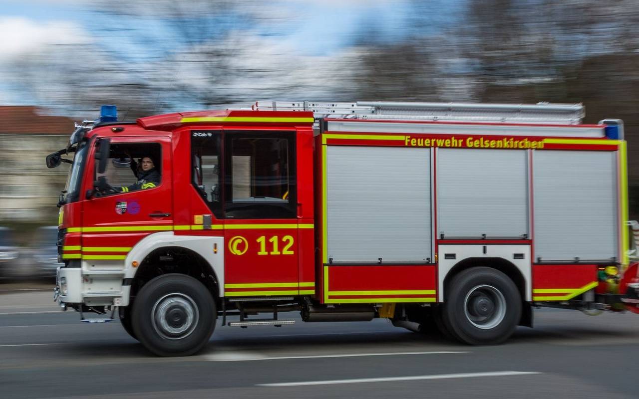 Symbolbild eine Feuerwehrautos im Einsatz