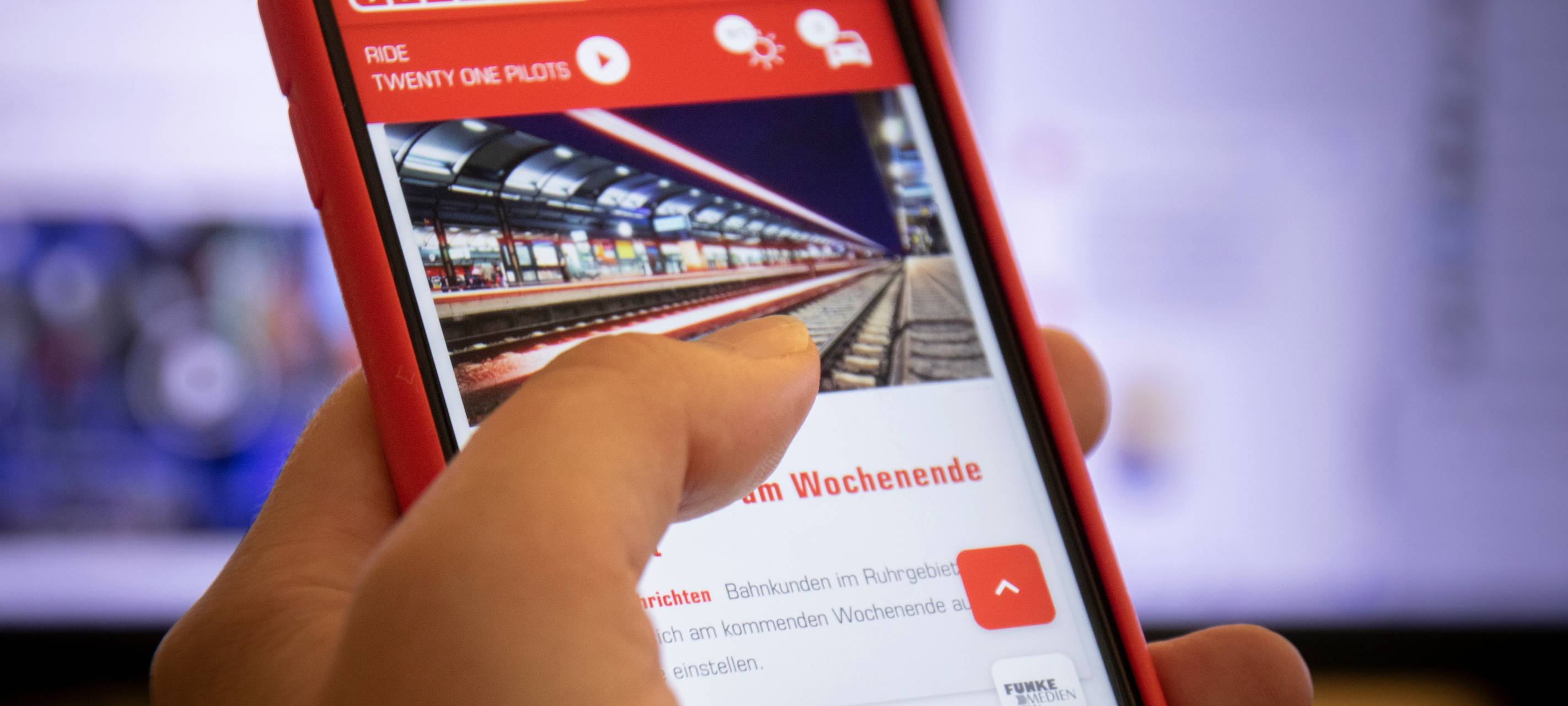 Ein Mobiltelefon auf dem die Nachrichten von Radio Emscher Lippe gelesen werden