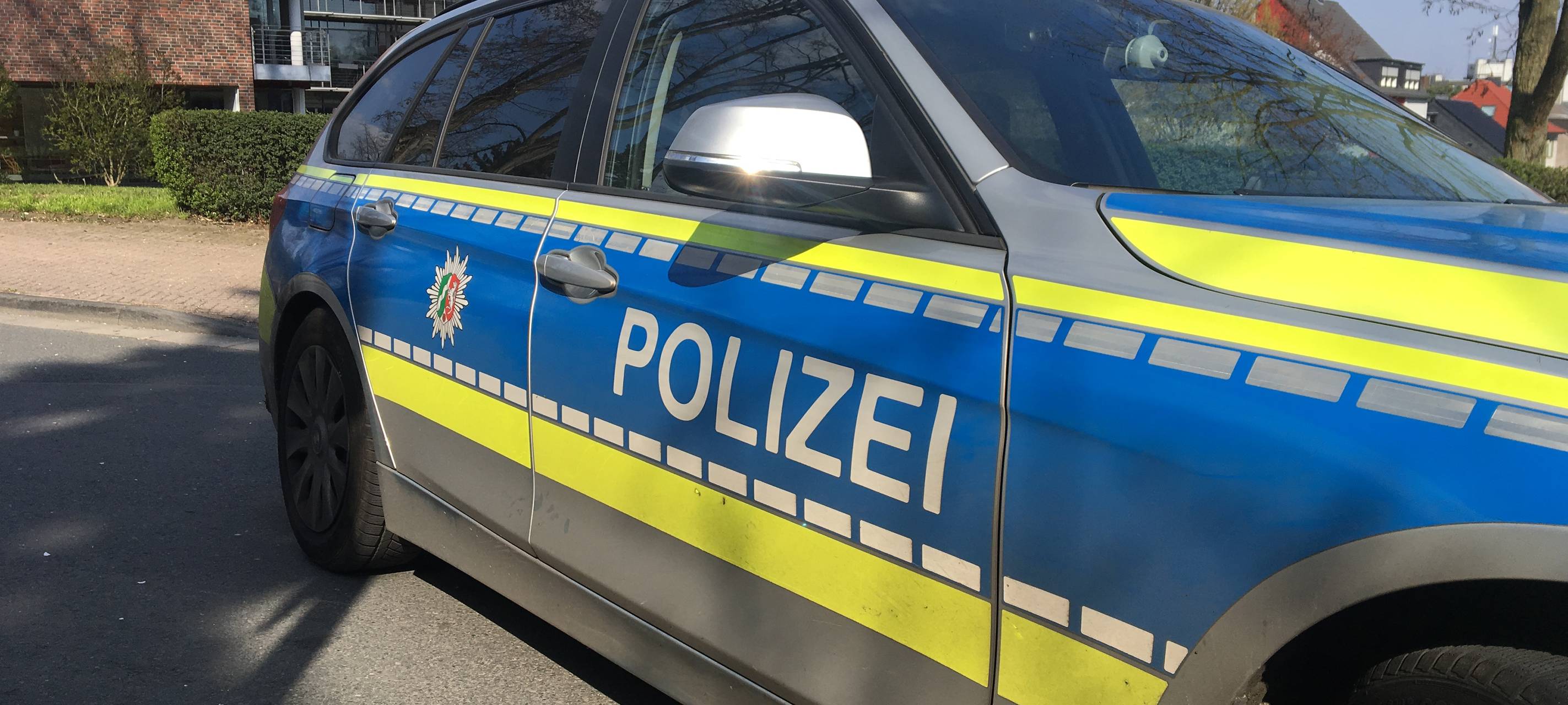 Symbolbild eines eines Polizeiautos im Einsatz