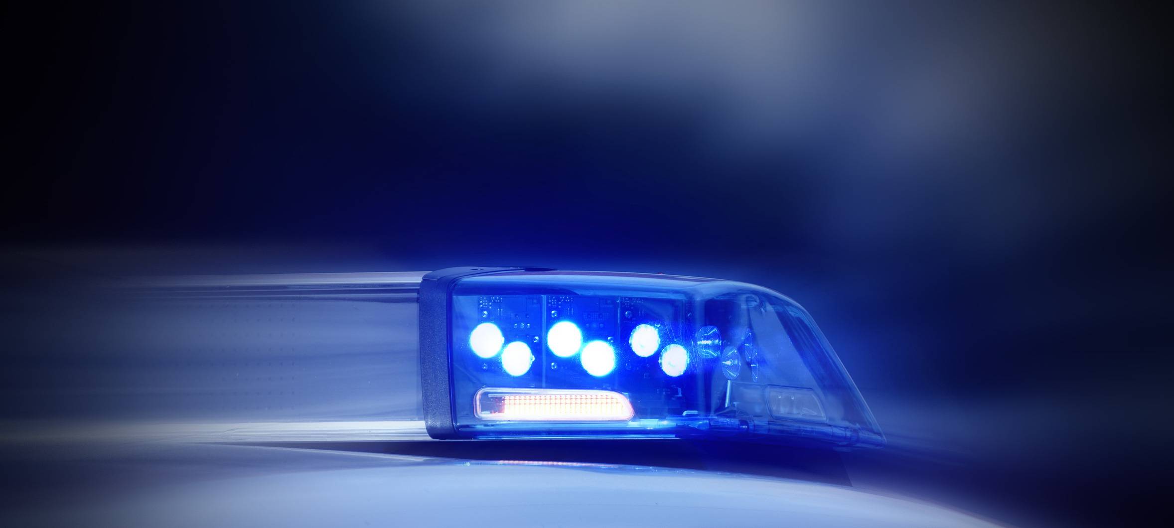 Bild eines Polizeiautos mit eingeschaltetem Blaulicht
