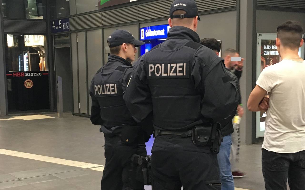 Bild einer Polizeikontrolle im Bahnhof