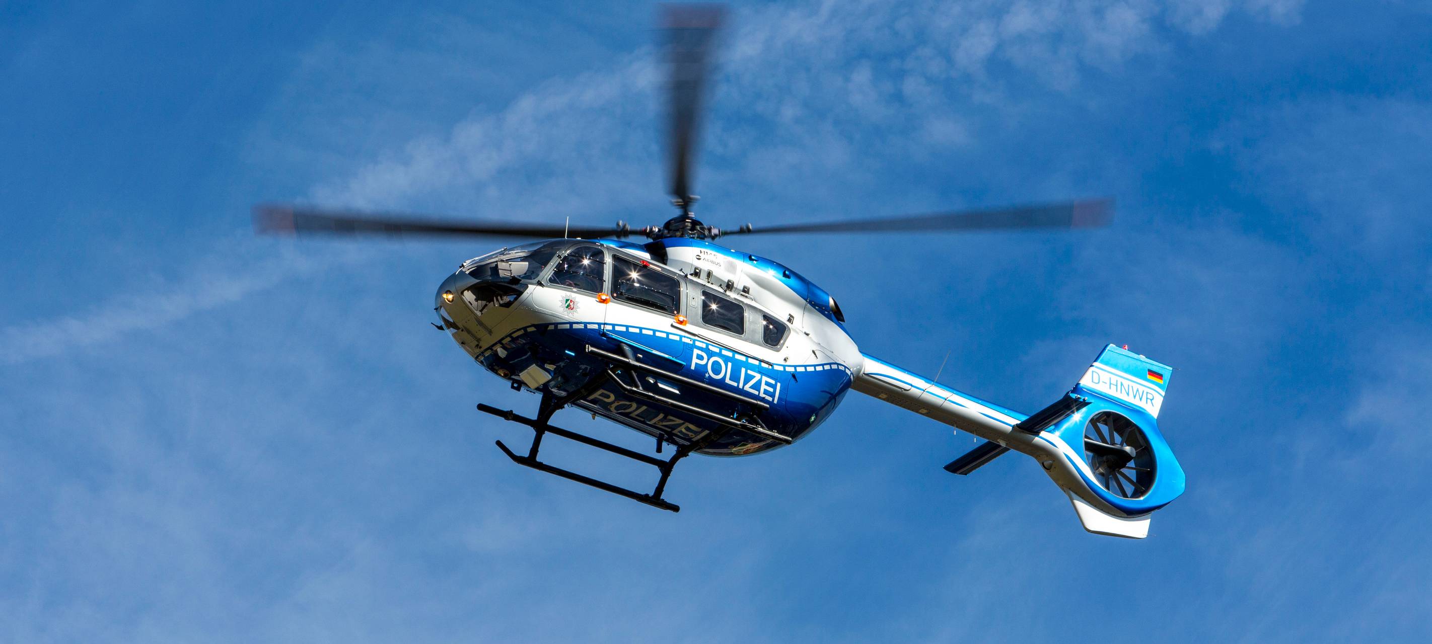 Symbolbild eines Polizeihubschraubers im Einsatz